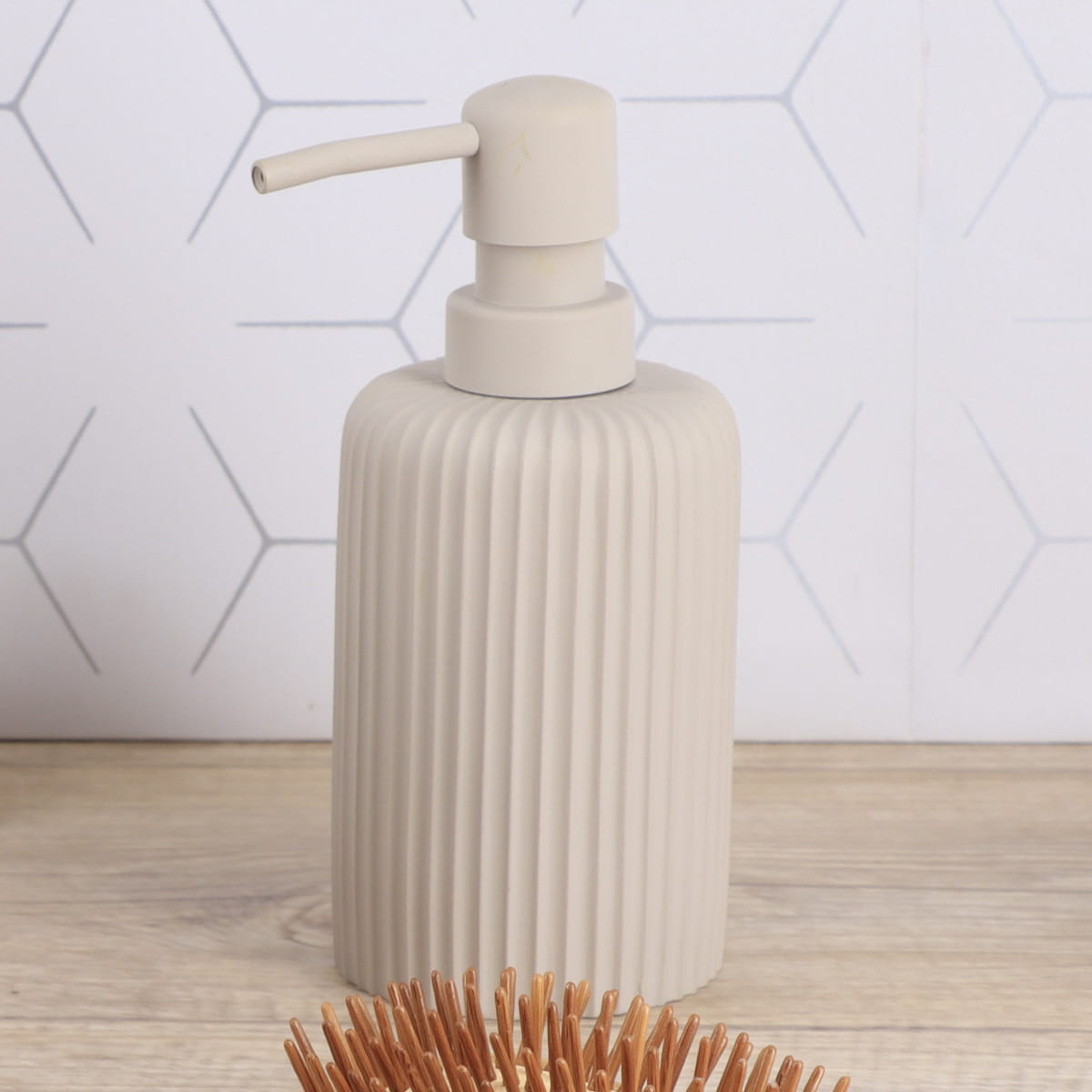 Zeepdispenser geribbeld polyresin taupe 230ml