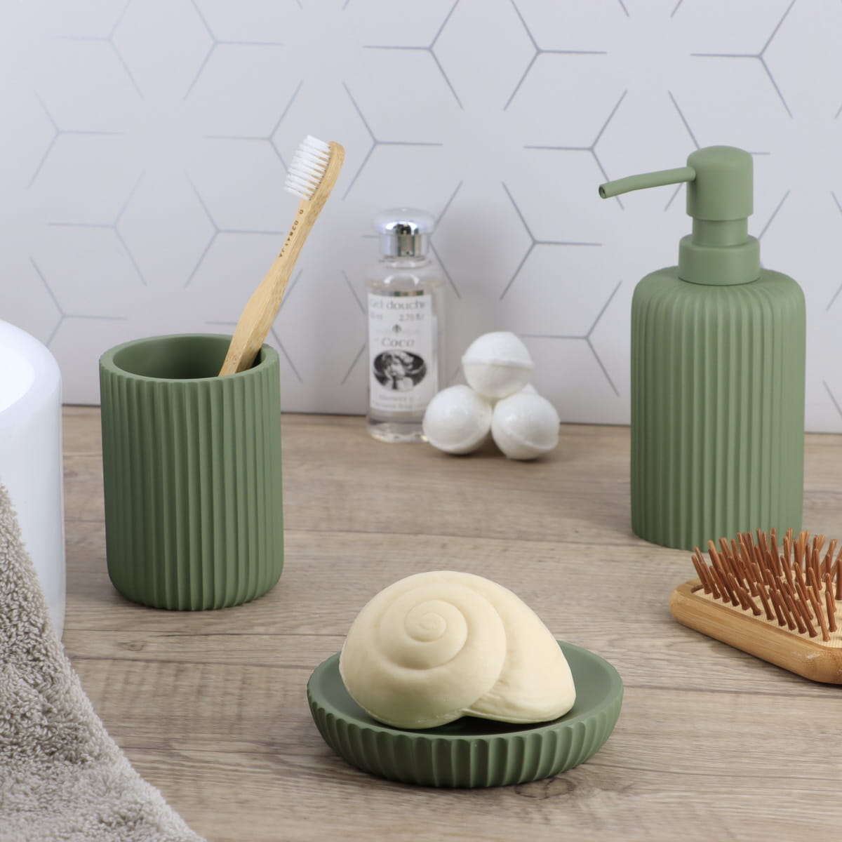 Badkamerbeker geribbeld polyresin kakigroen 360ml